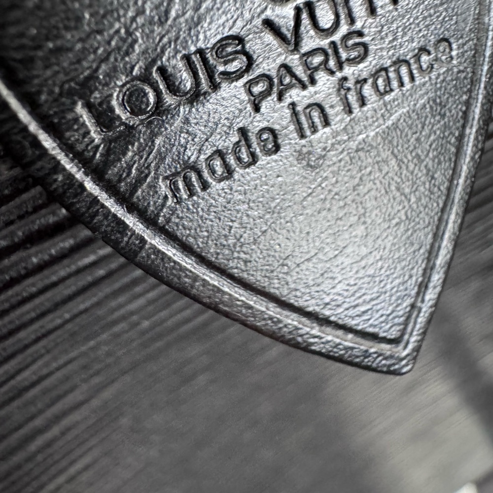 Louis Vuitton Speedy 35 in classic Black Epi leather. - Picture 6 of 11